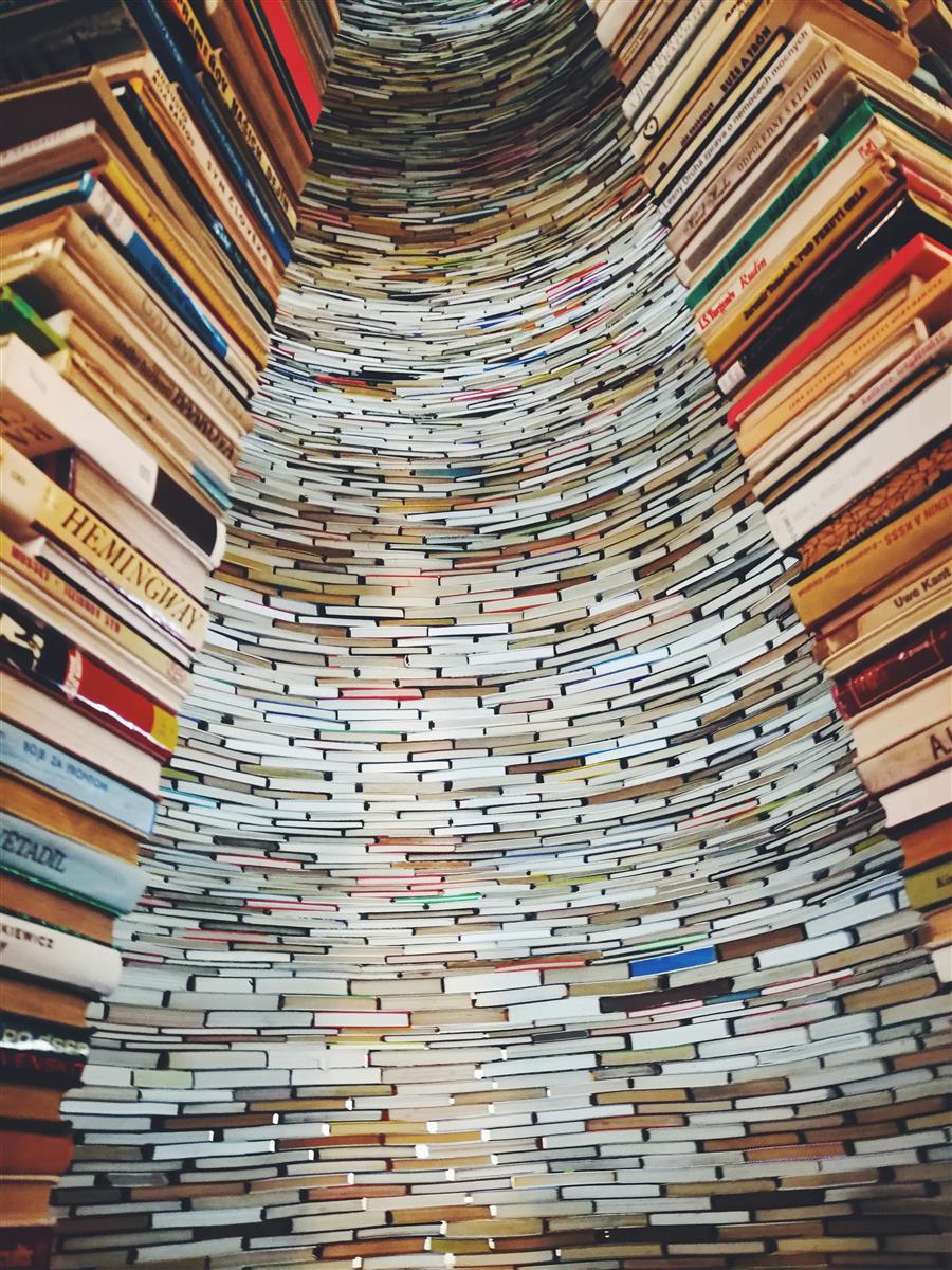 Ein Turm aus übereinandergestapelten Büchern