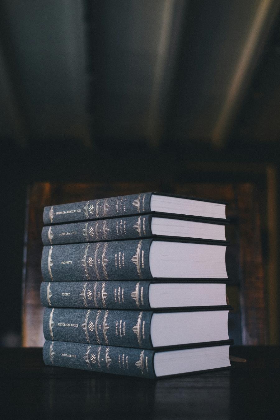 Stapel alter, dunkel gebundener Bücher