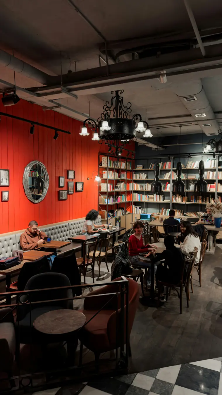 Menschen lesen und tauschen sich gemeinsam in einem Buchcafé aus
