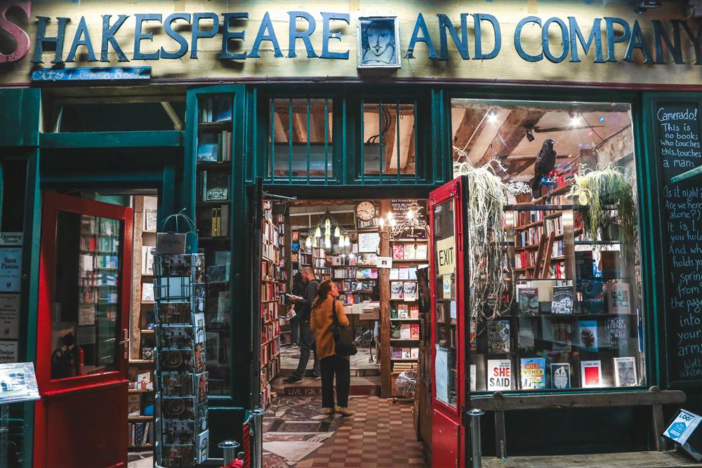 Schaufenster und Eingang der Buchhandlung Shakespeare and Company in Paris