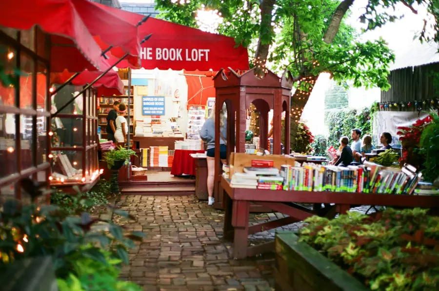 Bücherstand unter Bäumen im Freien